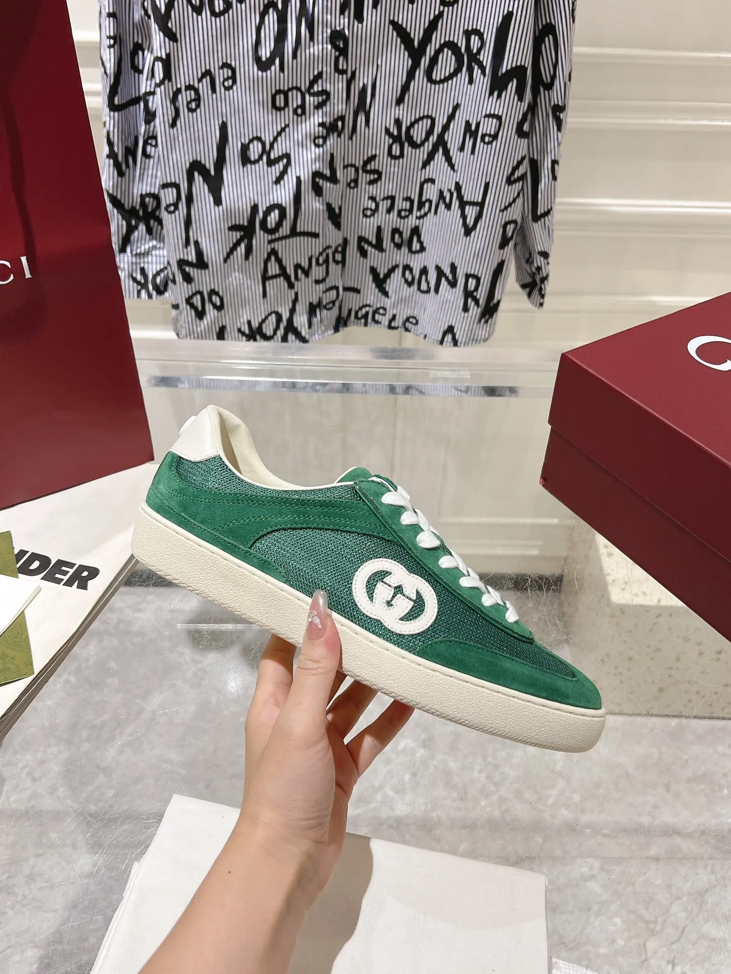 👟👟Ex-factory price 540👟👟Men's size +10 New upgraded version🔥Gucci 2024 new white shoes casual shoes hot recommendation, original TPU soles, original fabrics, original sheepskin lining sheepskin feet🔥Original cover craftsmanship is reproduced one to one! The pursuit of ultimate comfort! 🔥🔥 [Love] Fabric: Imported cow suede + mesh [Love] Packing: Counter-matched red shoe box ➕ Aviation airplane box [Love] Code number: 35-45